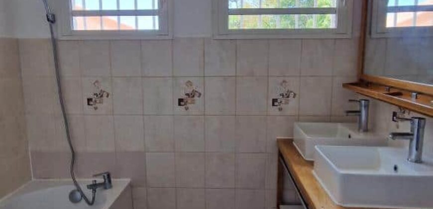 À louer une grande maison F6 de 185m2 avec jardin proche des commodités à Sainte Clotilde