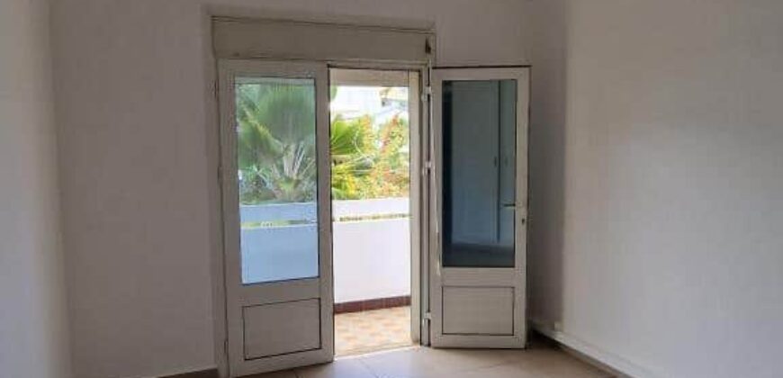 À louer une grande maison F6 de 185m2 avec jardin proche des commodités à Sainte Clotilde