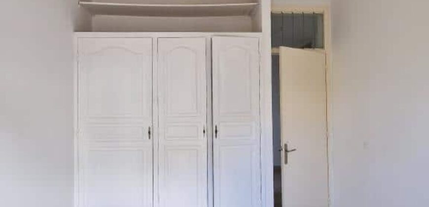 À louer une grande maison F6 de 185m2 avec jardin proche des commodités à Sainte Clotilde