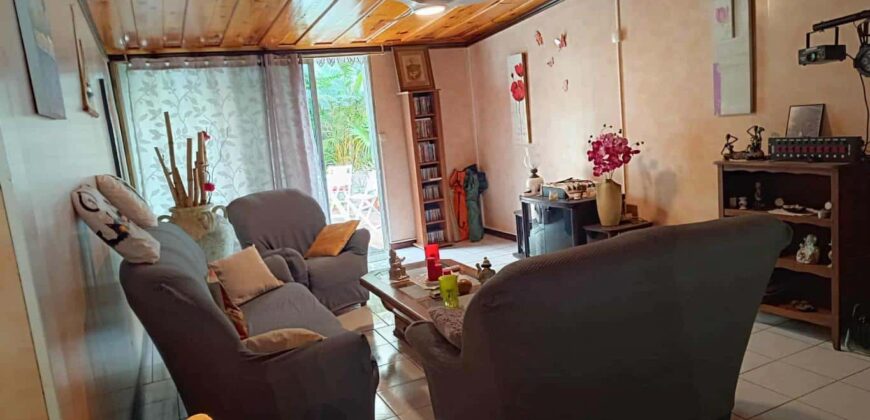 À vendre spacieux appartement à La Chaloupe Saint-Leu avec vue mer et multiples possibilités