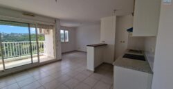 À louer un appartement T2 avec terrasse offrant vue dégagée à Sainte Marie