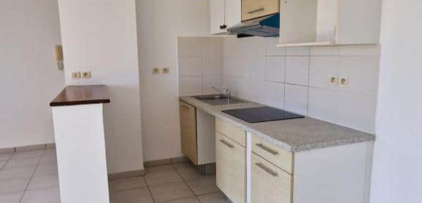 À louer un appartement T2 avec terrasse offrant vue dégagée à Sainte Marie