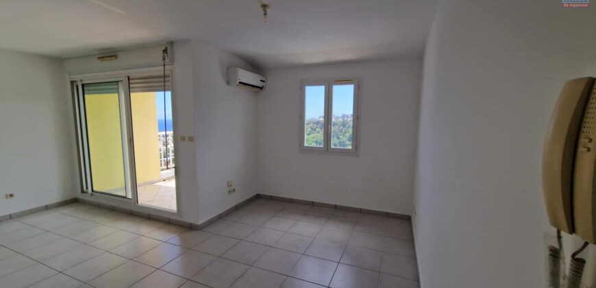 À louer un appartement T2 avec terrasse offrant vue dégagée à Sainte Marie