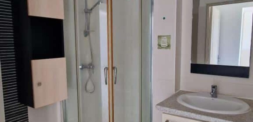 À louer un appartement T2 avec terrasse offrant vue dégagée à Sainte Marie