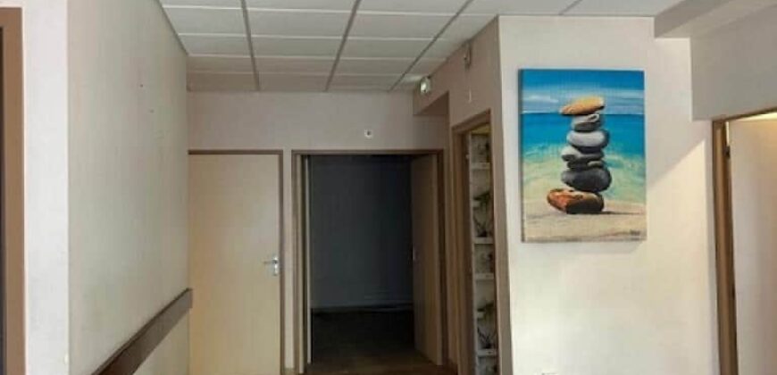 À louer un beau local professionnel de 200 m² situé à Terre-Sainte
