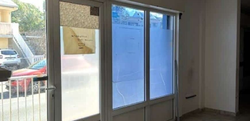 À louer un beau local professionnel de 200 m² situé à Terre-Sainte