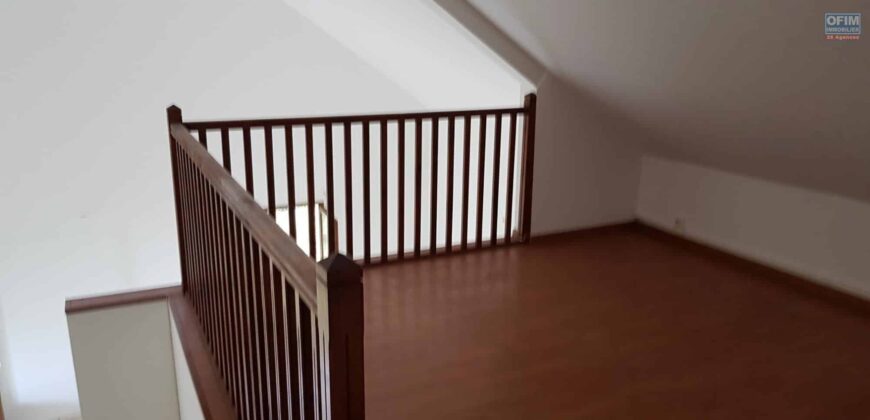 À louer une spacieuse villa T5 avec garage située au-dessus du quartier de Belle Vue à Saint Louis