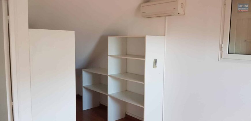 À louer une spacieuse villa T5 avec garage située au-dessus du quartier de Belle Vue à Saint Louis