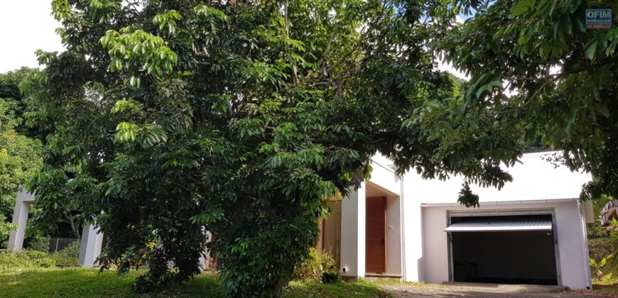 À louer une spacieuse villa T5 avec garage située au-dessus du quartier de Belle Vue à Saint Louis