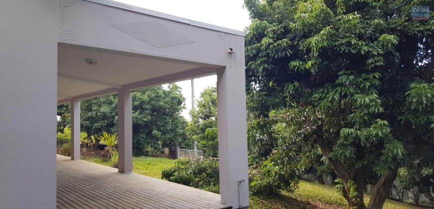 À louer une spacieuse villa T5 avec garage située au-dessus du quartier de Belle Vue à Saint Louis