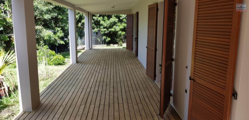 À louer une spacieuse villa T5 avec garage située au-dessus du quartier de Belle Vue à Saint Louis