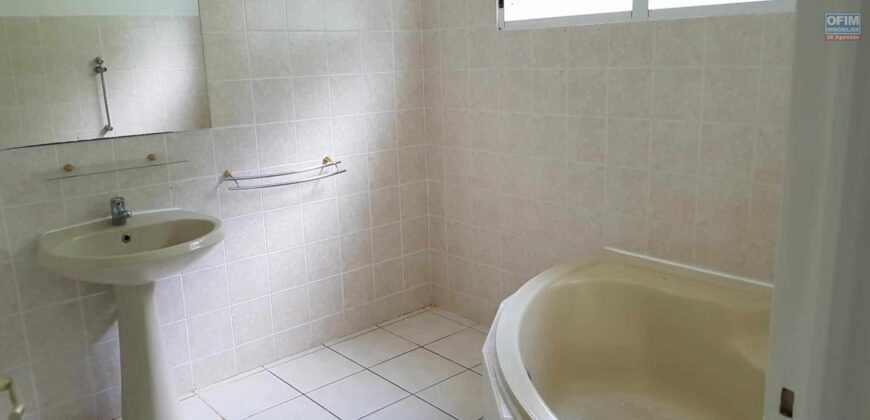 À louer une spacieuse villa T5 avec garage située au-dessus du quartier de Belle Vue à Saint Louis