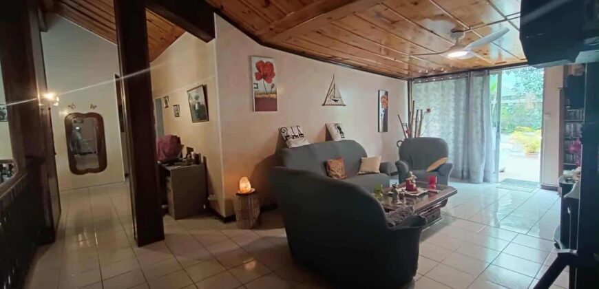 À vendre une charmante maison T6/7 en duplex située à La Chaloupe Saint Leu