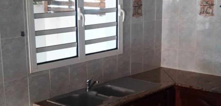 À louer une grande maison de type F4 à avec jardin à Saint André