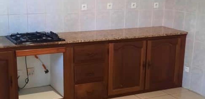 À louer une grande maison de type F4 à avec jardin à Saint André