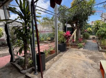 À vendre une maison T3/4 avec varangue et cour dans le quartier de La Source à Saint Denis