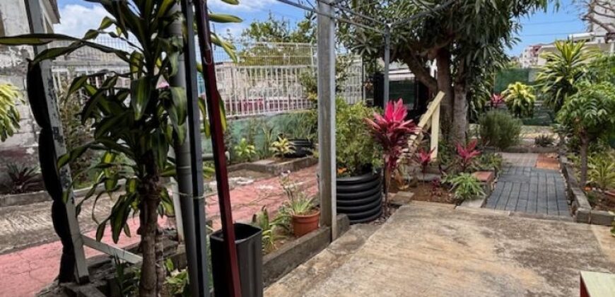 À vendre une maison T3/4 avec varangue et cour dans le quartier de La Source à Saint Denis