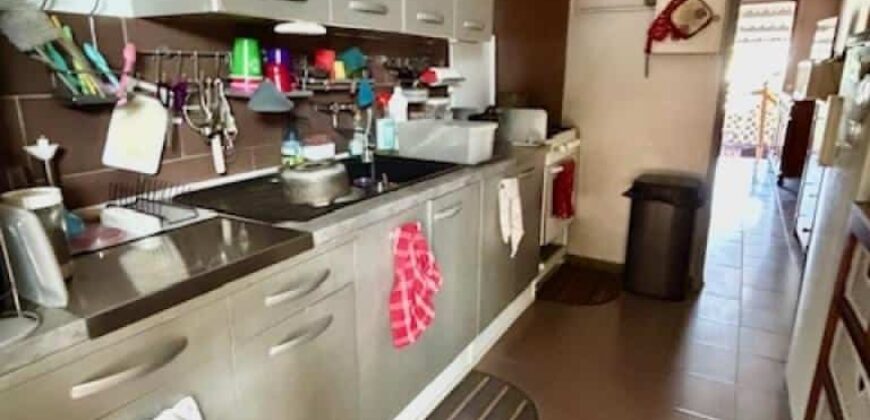 À vendre une maison T3/4 avec varangue et cour dans le quartier de La Source à Saint Denis