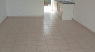 À louer un studio en rez de jardin proche de la plage à La Saline les bains