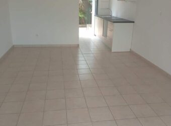 À louer un studio en rez de jardin proche de la plage à La Saline les bains