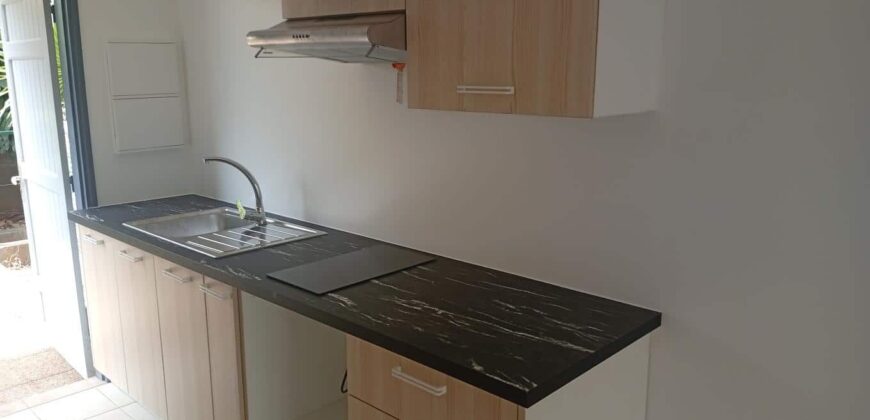 À louer un studio en rez de jardin proche de la plage à La Saline les bains