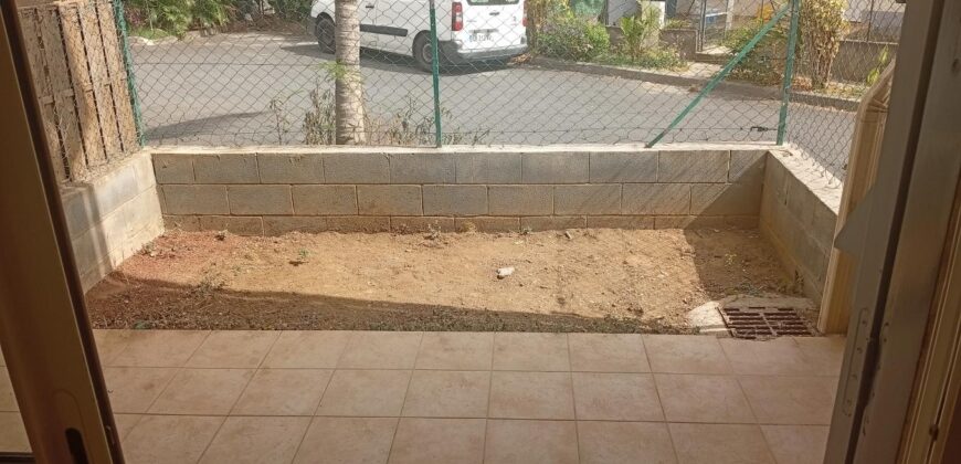 À louer un studio en rez de jardin proche de la plage à La Saline les bains