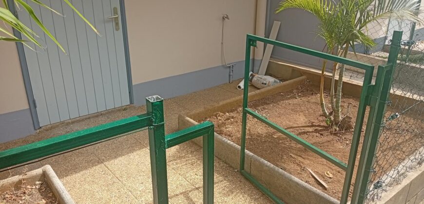 À louer un studio en rez de jardin proche de la plage à La Saline les bains