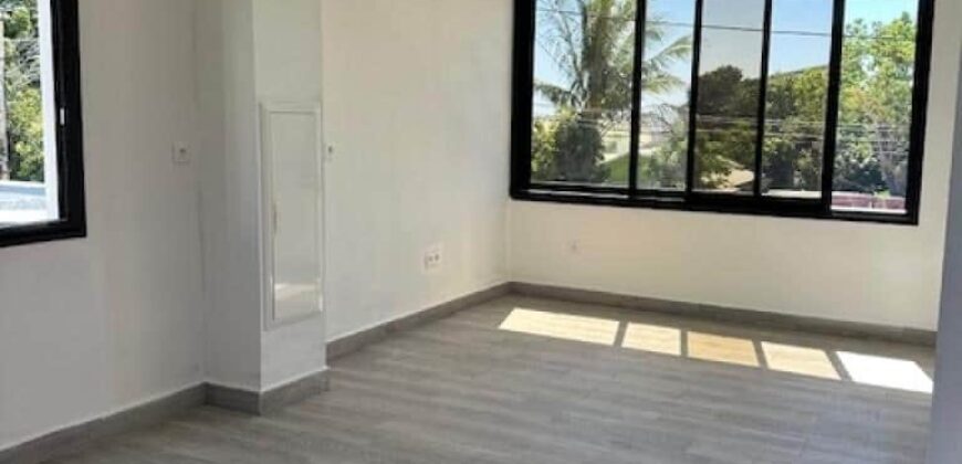 À louer un local professionnel neuf de 32 m²,  climatisé situé à Saint Pierre