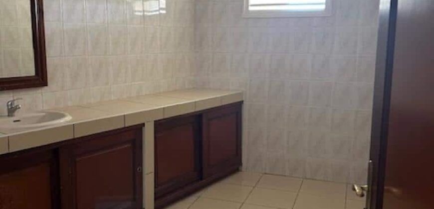 À louer un appartement T4 de 90 m2 en cours de rénovation situé à Saint Pierre