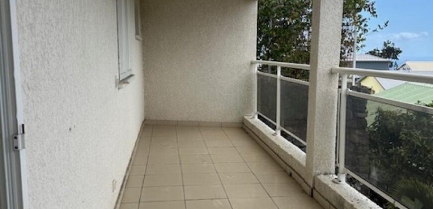 À louer un appartement T4 de 90 m2 en cours de rénovation situé à Saint Pierre