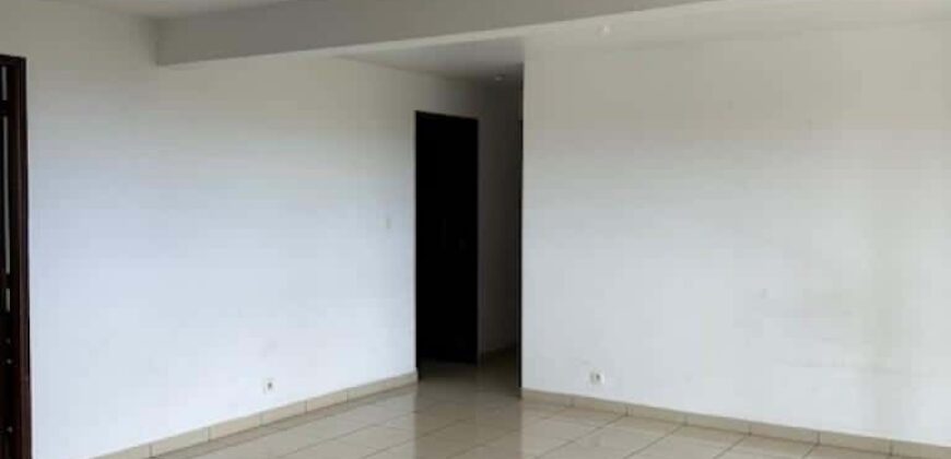 À louer un appartement T4 de 90 m2 en cours de rénovation situé à Saint Pierre