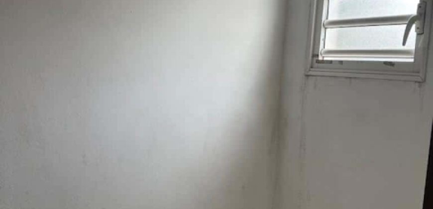 À louer un appartement T4 de 90 m2 en cours de rénovation situé à Saint Pierre