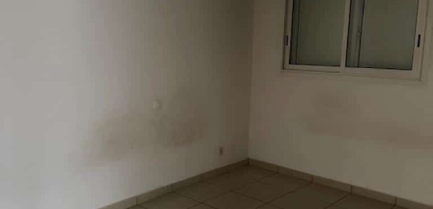 À louer un appartement T4 de 90 m2 en cours de rénovation situé à Saint Pierre