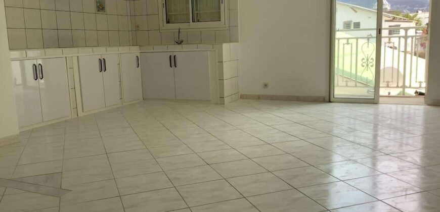 A louer un appartement de type T3 en duplex au centre ville du Port