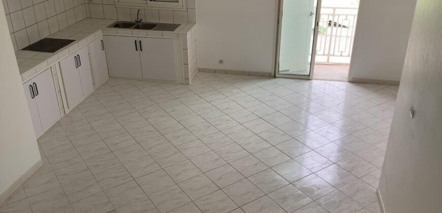 A louer un appartement de type T3 en duplex au centre ville du Port