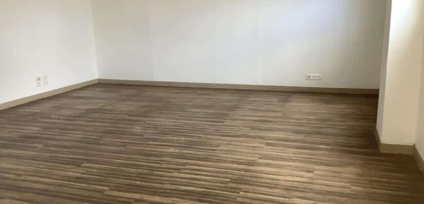 Spacieux local professionnel de 295 m² à louer à Cambaie Saint-Paul – Idéal bureaux ou entrepôt