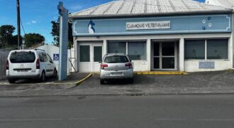 A louer local commercial de 102m2 avec parking en centre ville de Saint-André