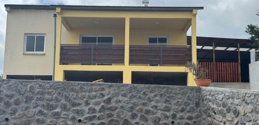 À louer une jolie villa de type F4 située à Piton Hyacinthe, à la Plaine des Cafres.