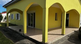 À louer une jolie villa F4 de plain-pied avec jardin et parking à Saint-André.