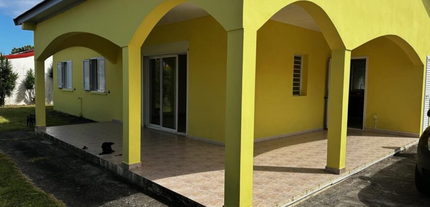 À louer une jolie villa F4 de plain-pied avec jardin et parking à Saint-André.