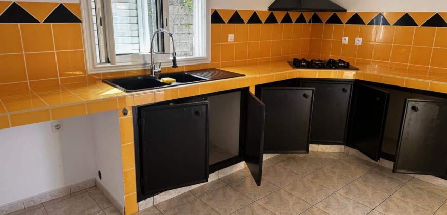 À louer une jolie villa F4 de plain-pied avec jardin et parking à Saint-André.