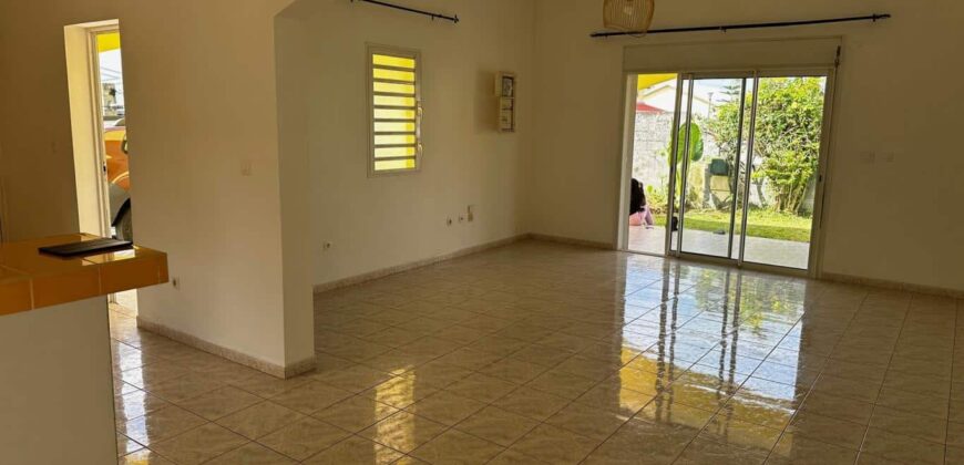 À louer une jolie villa F4 de plain-pied avec jardin et parking à Saint-André.