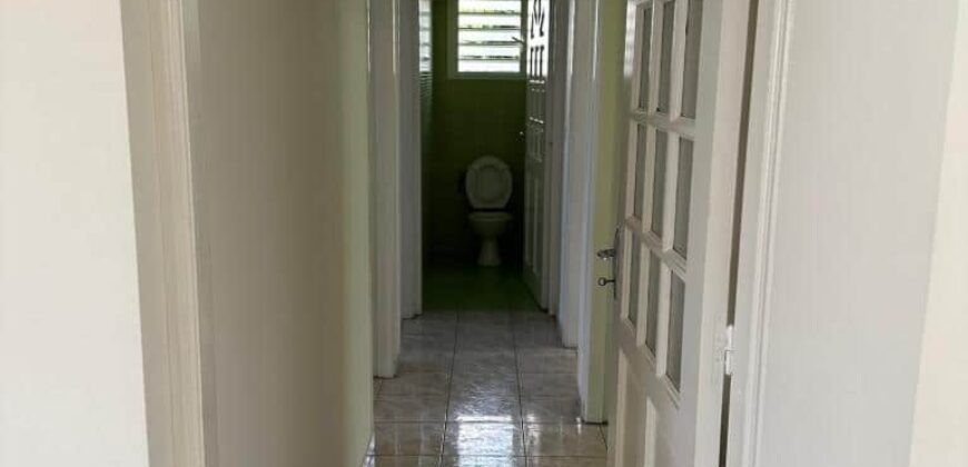 À louer une jolie villa F4 de plain-pied avec jardin et parking à Saint-André.