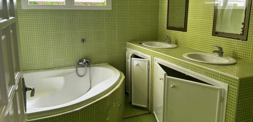 À louer une jolie villa F4 de plain-pied avec jardin et parking à Saint-André.