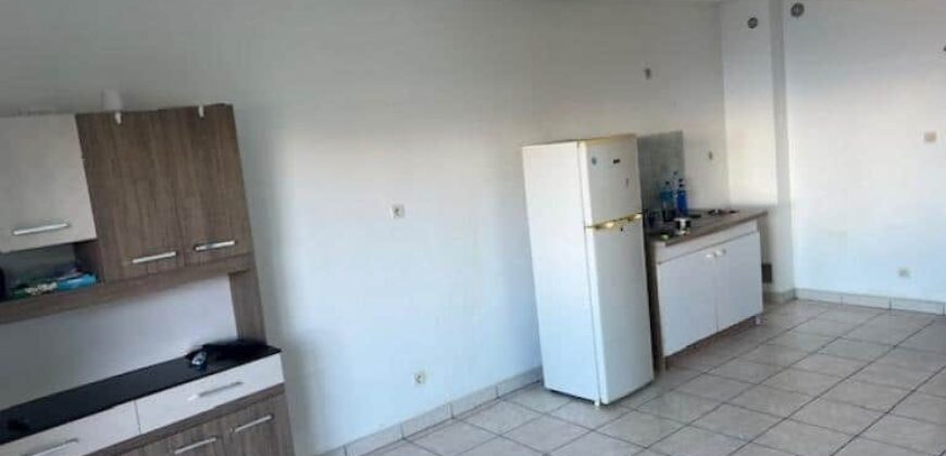 À louer un studio de 26.91m2 avec varangue offrant vue mer proche de lycée de Avirons