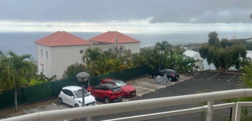 À louer un studio de 26.91m2 avec varangue offrant vue mer proche de lycée de Avirons