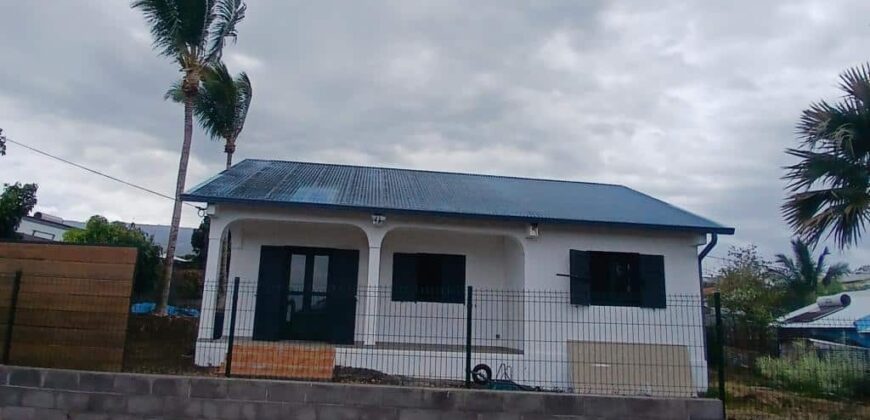 À louer une belle maison rénovée de 90m2 située dans le quartier de Villèle à Saint Gilles Les Hauts