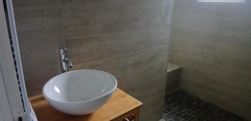 À louer une belle maison rénovée de 90m2 située dans le quartier de Villèle à Saint Gilles Les Hauts