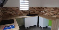 À louer une belle maison rénovée de 90m2 située dans le quartier de Villèle à Saint Gilles Les Hauts