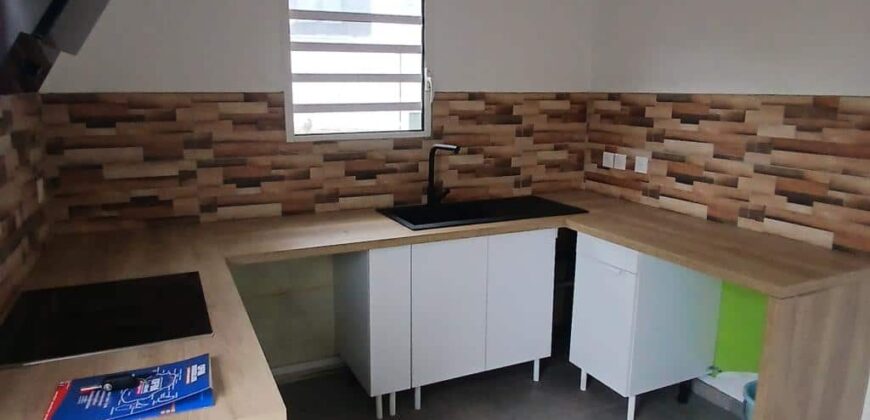 À louer une belle maison rénovée de 90m2 située dans le quartier de Villèle à Saint Gilles Les Hauts